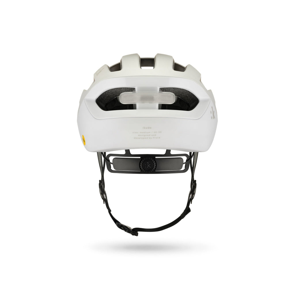 Ciclista usando el casco Fizik Kudo White de ruta, gravel, mtb xc, en Santiago