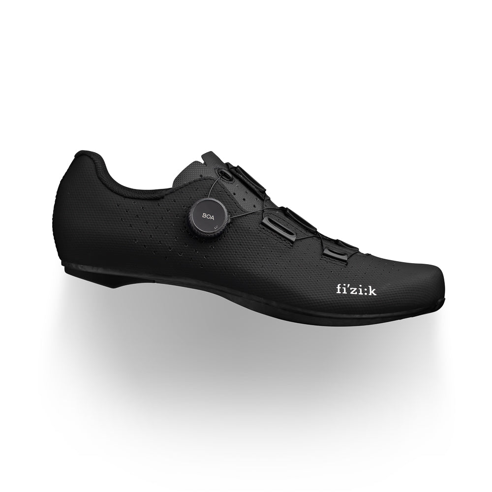 En SERJAF, la tienda de ciclismo de ruta para quienes viven el deporte al máximo, presentamos las Fizik Tempo Decos Carbon versión WIDE, unas zapatillas diseñadas para ciclistas que no negocian rendimiento ni eficiencia. 