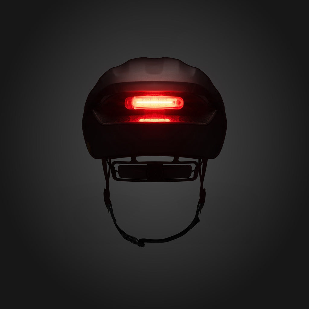 Casco Fizik Kudo Aero Black con luz trasera recargable USB-C encendida