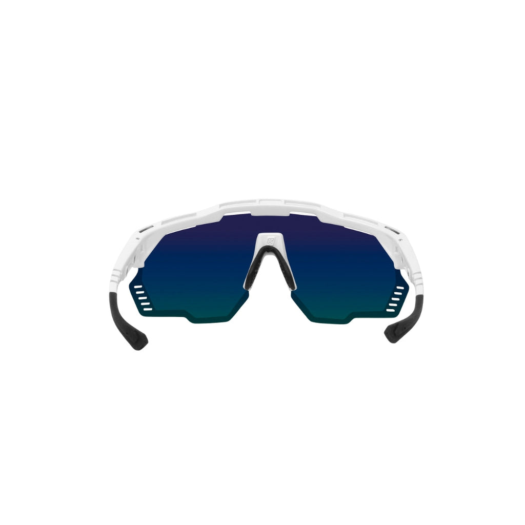 Aerodinámicos, ligeros y con protección total. Scicon Aeroshade Kunken, los lentes que elevan tu rendimiento. Disponibles en SERJAF Cycling.
