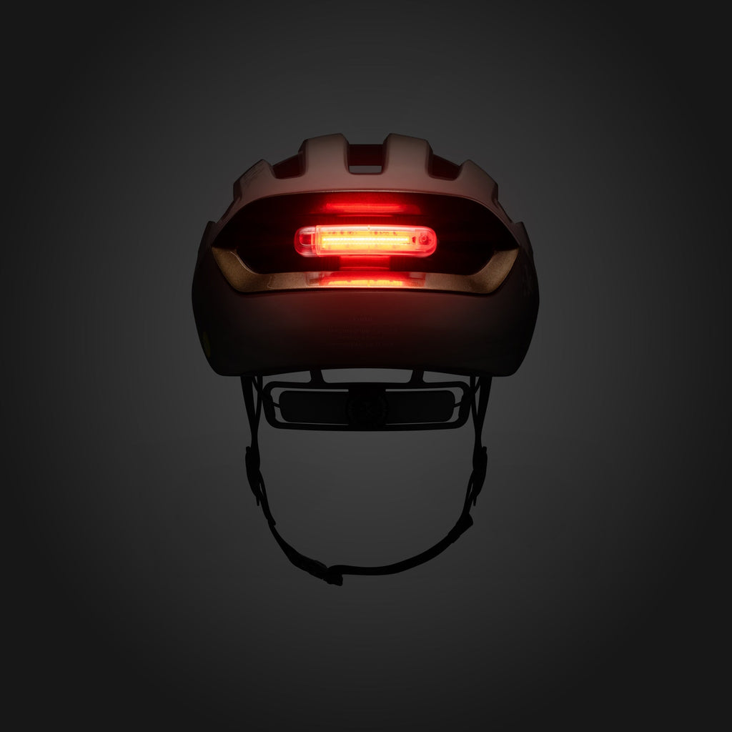 Casco Fizik Kudo Bronze con luz trasera exhibido en tienda SERJAF Cycling Chile