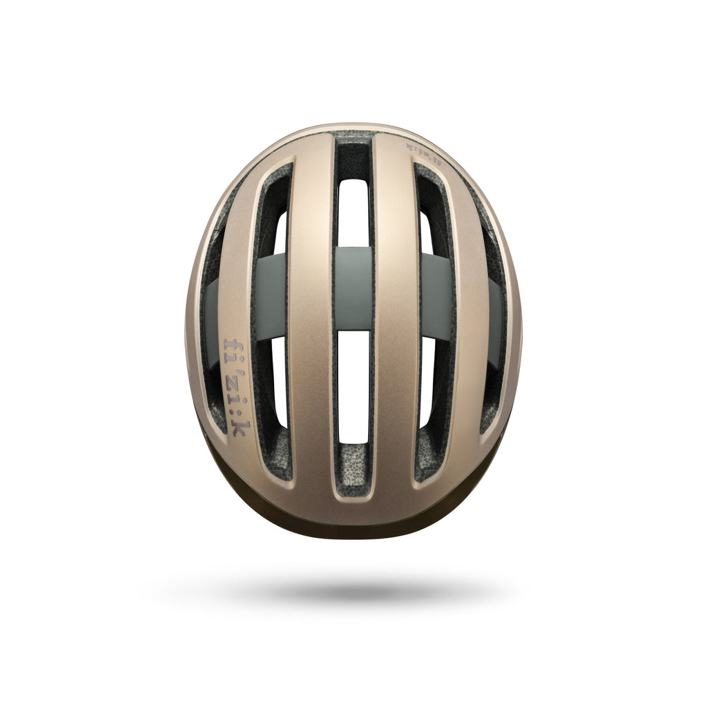 Casco Fizik Kudo Bronze con ventilaciones superiores y ranuras para gafas