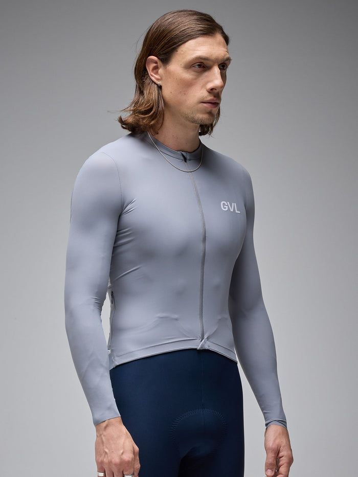 Tricota técnica Givelo C.D.A LS Ice con ajuste Aero Fit y logos que cambian con luz UV, disponible en SERJAF Cycling La Dehesa