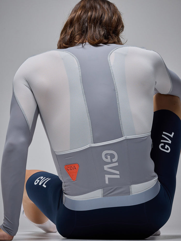 Tricota unisex Givelo C.D.A LS Ice con cierre Cam-lock YKK® y banda elástica OEKO-TEX®, vendida por SERJAF Cycling Lo Barnechea