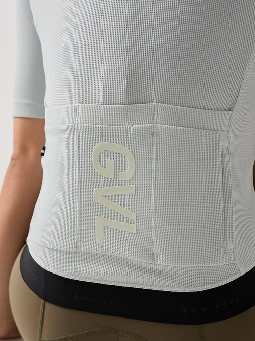 El cuarto bolsillo impermeable es ideal para proteger tus esenciales en cualquier condición con la tricota GLV Givelo en SERJAF