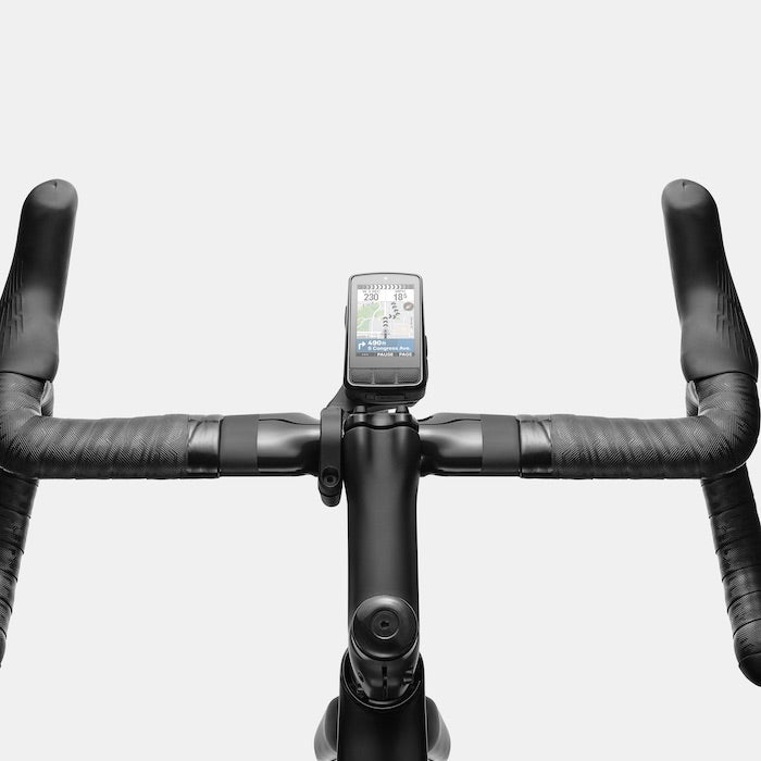 ELEMNT BOLT 3 GPS de Wahoo montado en bicicleta en carretera