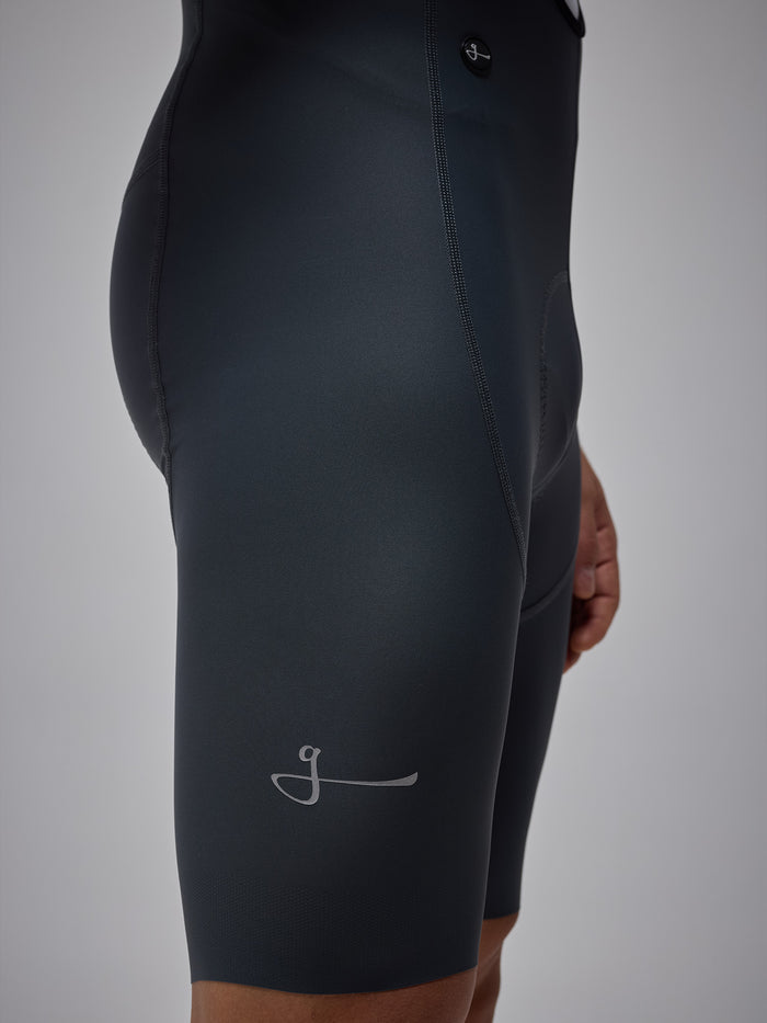 Detalle de la calza gris Givelo G90 Ultra, badana premium para máximo confort en ruta de ciclismo