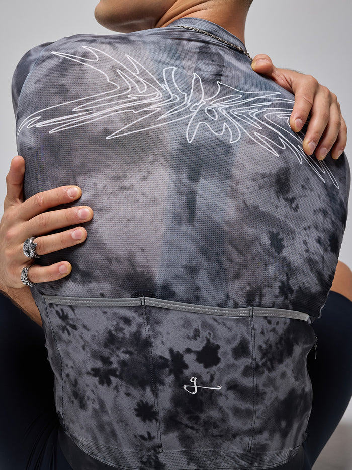 Tricota Givelo G90 LIGHT BOTANIC en color negro combinada con calza de ciclismo – SERJAF Cycling, tienda online con envío nacional