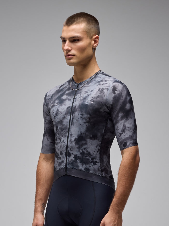 Vista frontal de la tricota de ciclismo unisex Givelo negra con calza técnica – ideal para entrenamientos intensos en carretera