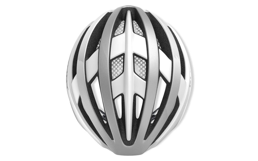 Casco con adhesivos reflectantes para mejor visibilidad nocturna