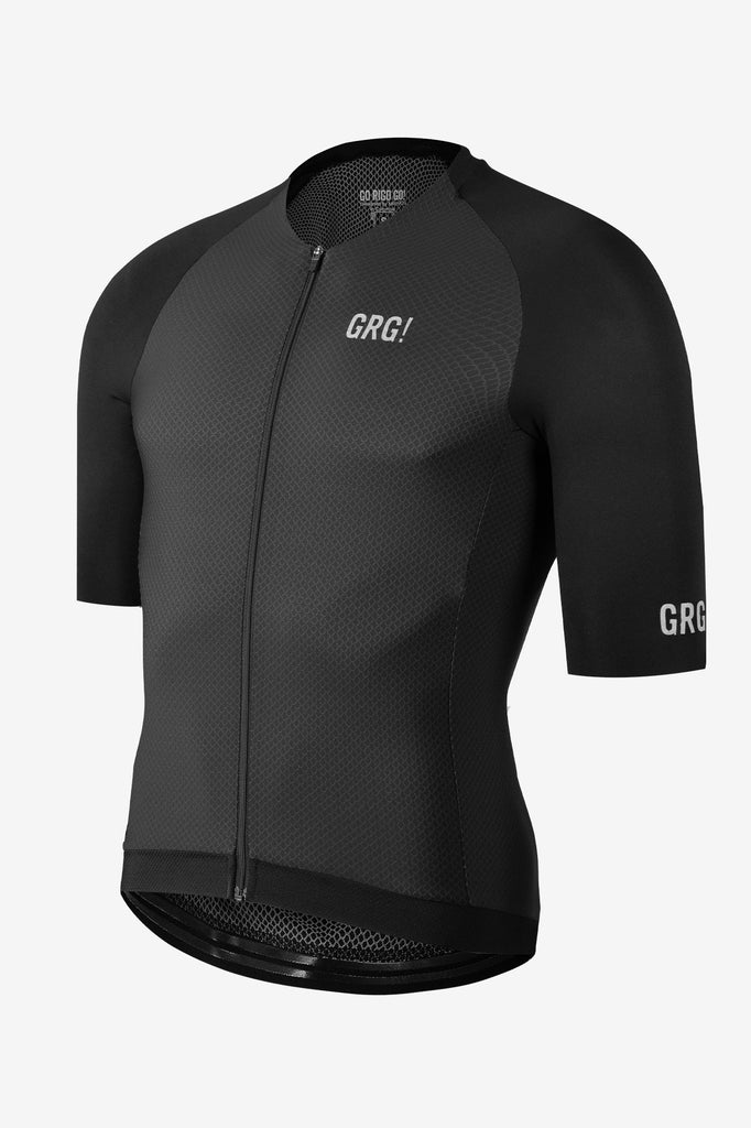 la tricota Go Rigo Go KM200 bajo el sol, ideal para rutas en climas cálidos con máxima frescura y rendimiento.

