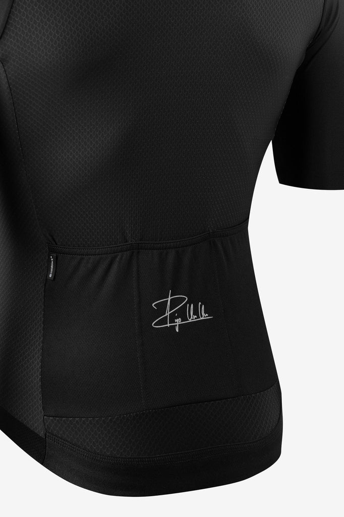 Detalle de la tela con tecnología Coldblack® que reduce la absorción de calor y protege contra los rayos UV en tricota para ciclismo.

