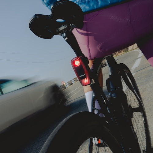 Ciclista usando TRACKR RADAR Wahoo con alerta activa de vehículo