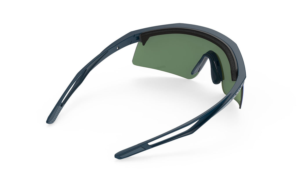 Atleta con gafas Turbolence enfrentando un reto en la naturaleza