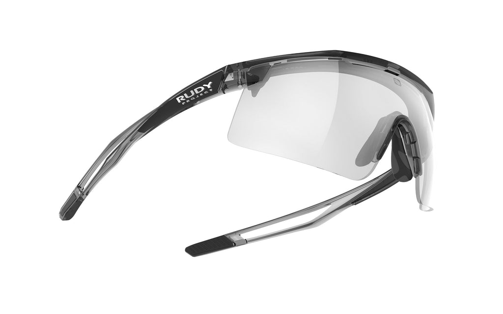 Anteojos Turbolence con lentes espejadas ofreciendo protección solar.