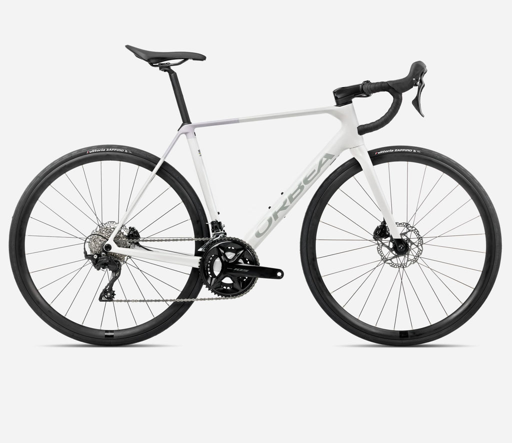 Orbea Orca M30 White vista lateral mostrando su cuadro OMR de carbono y diseño aerodinámico para ciclismo de ruta