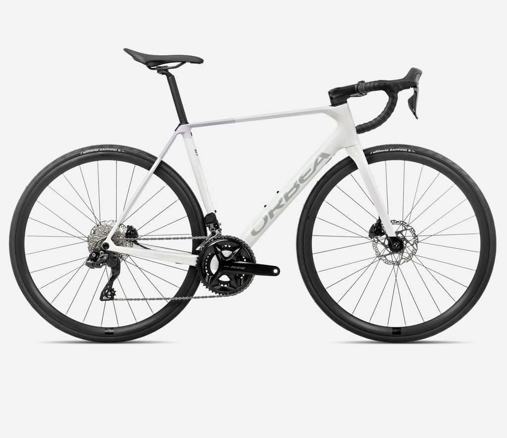 Comprar Orbea Orca M30i color blanco: ultraligera, rígida y equipada con tecnología Di2 para dominar cualquier ruta sin piedad.