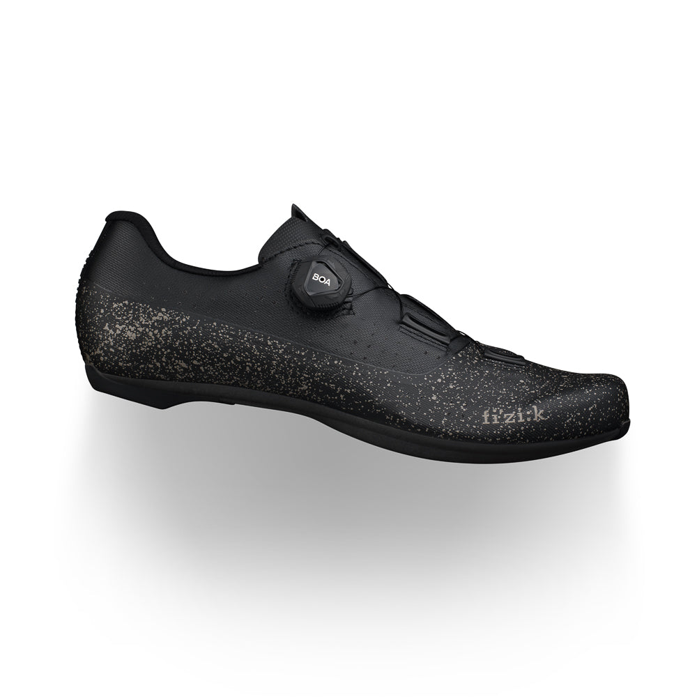 Zapatillas de ciclismo Fizik Tempo Overcurve R4 negro edición especial clásica, diseñadas para ciclistas que buscan máxima eficiencia y potencia en cada pedalada