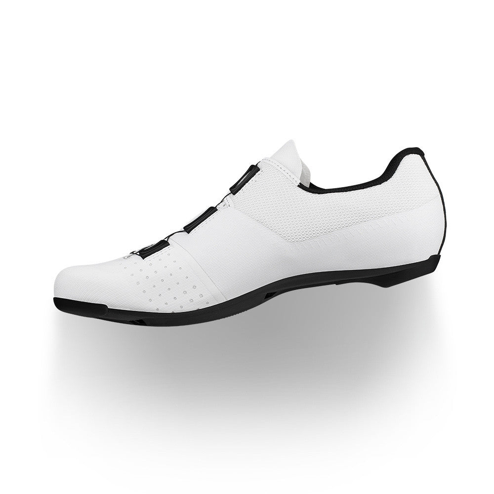 Sistema de cierre BOA microajustable en las Fizik Tempo Overcurve R4 que garantiza un calce preciso y uniforme, ideal para ciclistas de alto rendimiento