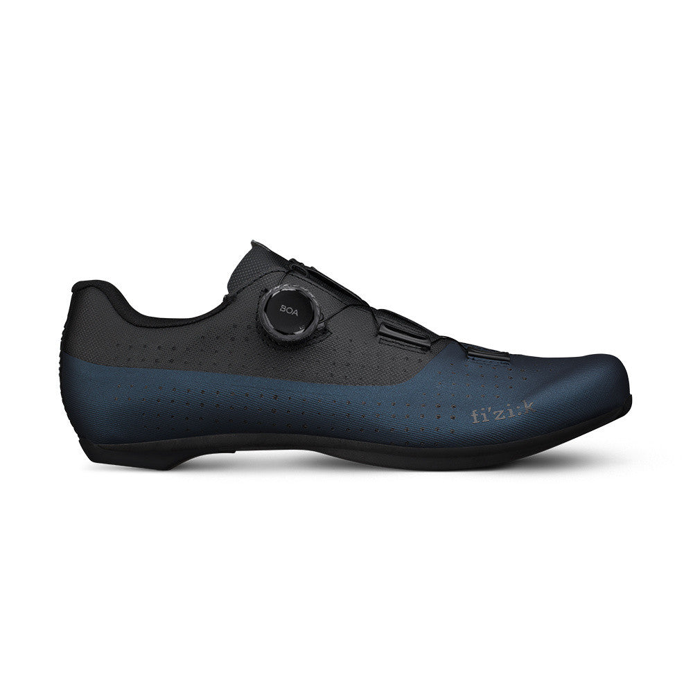 Diseño innovador de las Fizik Tempo Overcurve R4 azul y negro que optimiza la biomecánica del pedaleo y reduce la fatiga, ideal para ciclistas de alto rendimiento