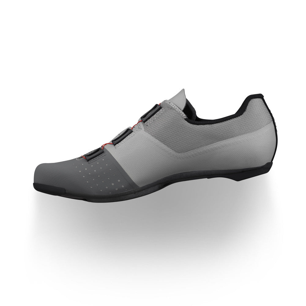 En SERJAF Cycling, boutique en Lo Barnechea, ofrecemos las Fizik Tempo Overcurve R4 gris con stock inmediato y envío rápido a todo Chile, para que tu rendimiento en ruta nunca se detenga