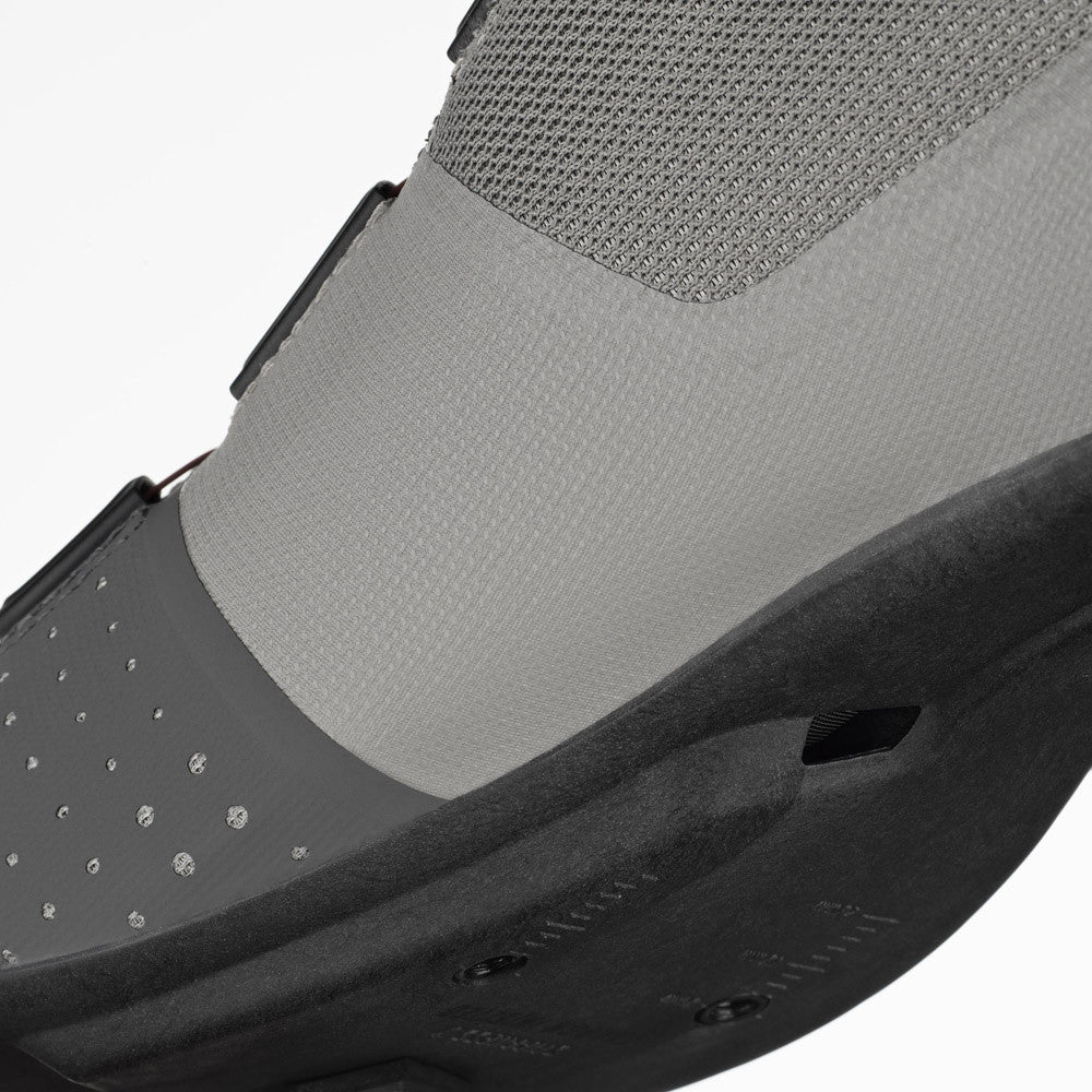Close-up de las Fizik Tempo Overcurve R4 gris mostrando su suela R4 de nylon reforzado con carbono, diseñada para máxima rigidez y eficiencia en cada pedalada