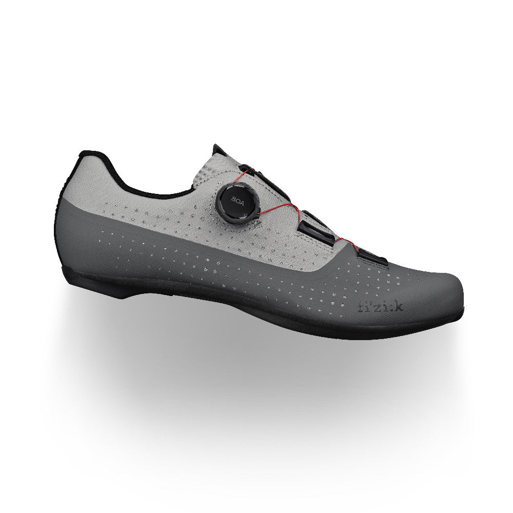 Detalle del upper de las Fizik Tempo Overcurve R4 gris, ergonómico y ventilado, que garantiza confort y soporte durante entrenamientos y competencias intensas