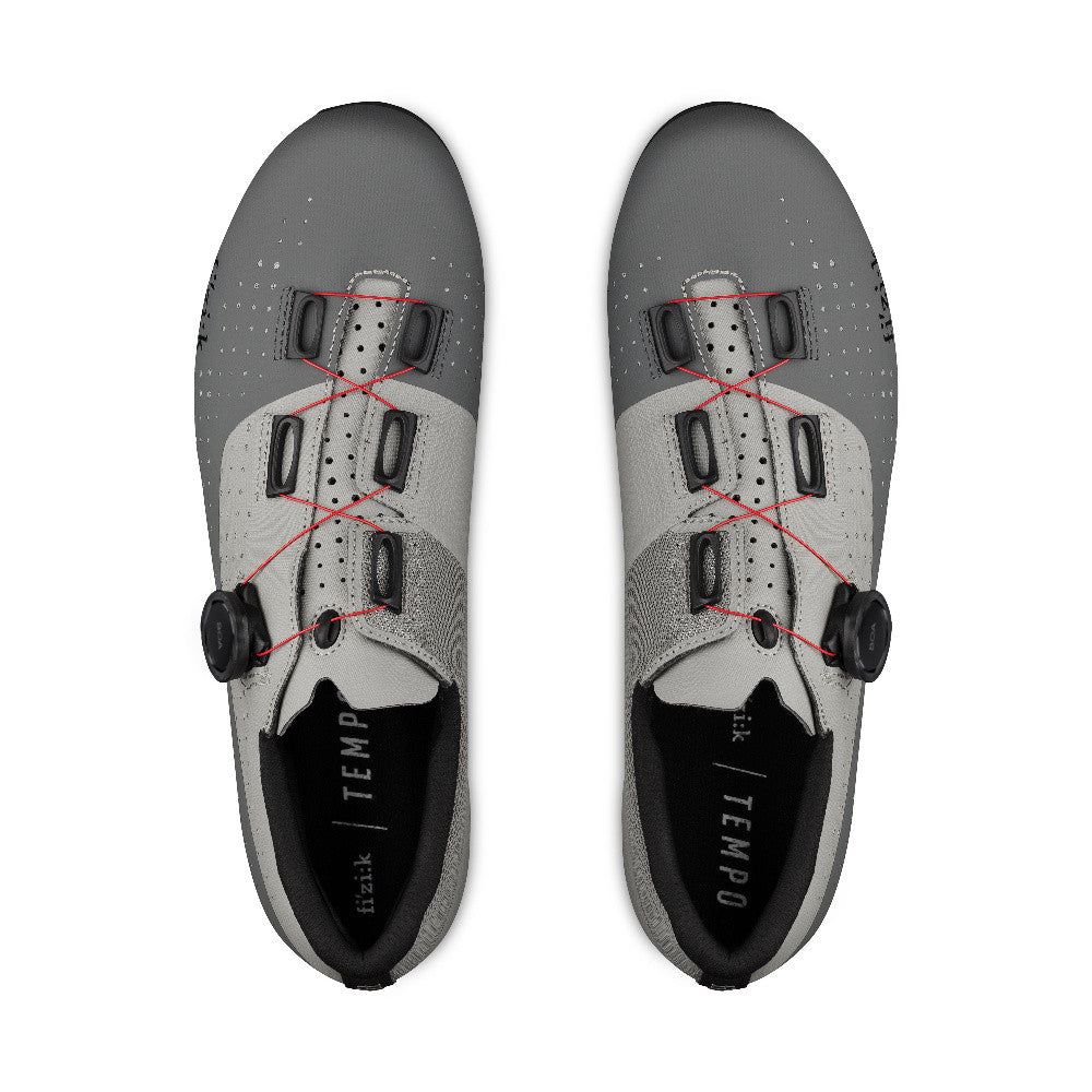 Zapatillas de ciclismo Fizik Tempo Overcurve R4 gris con microajuste BOA, ideales para ciclistas que exigen precisión, calce perfecto y control total en cada salida