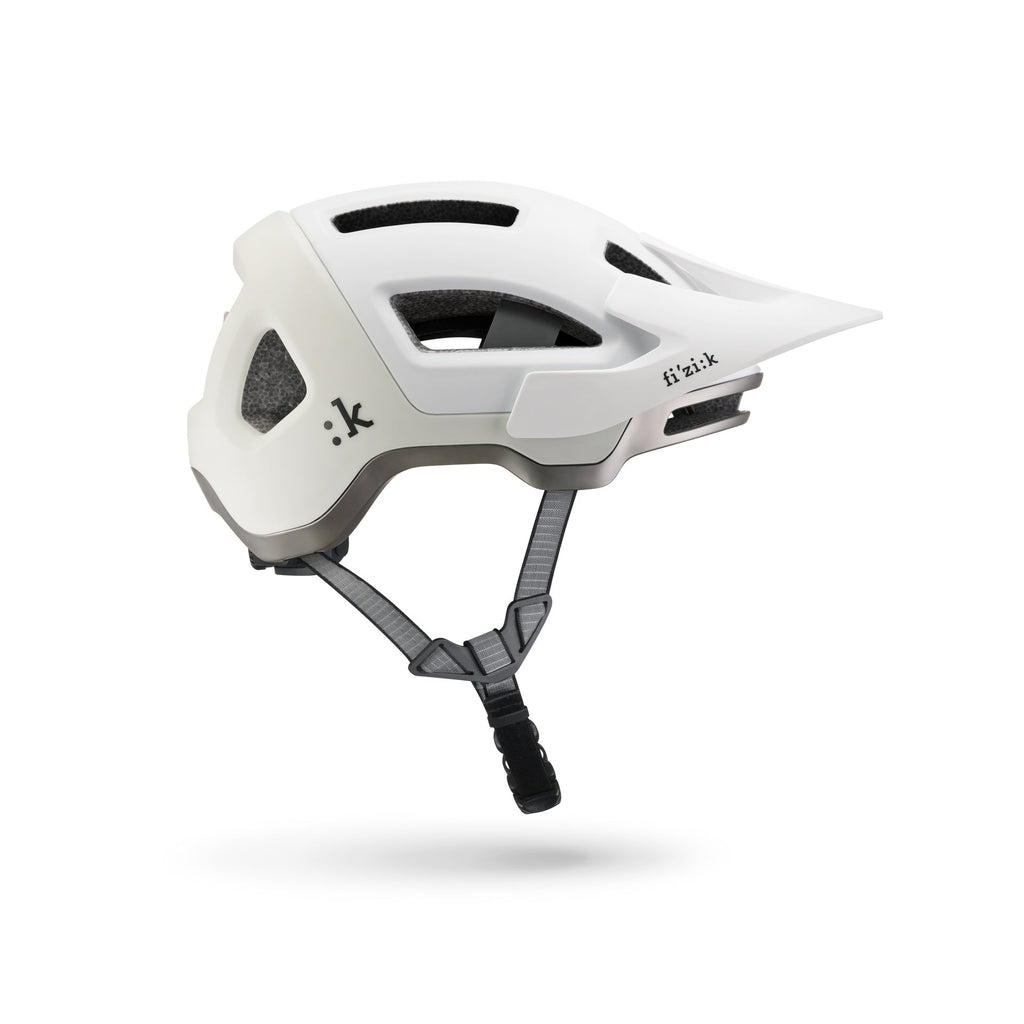 Casco Fizik Kàssis Mud/Sand con diseño contemporáneo y sistema de protección avanzado
