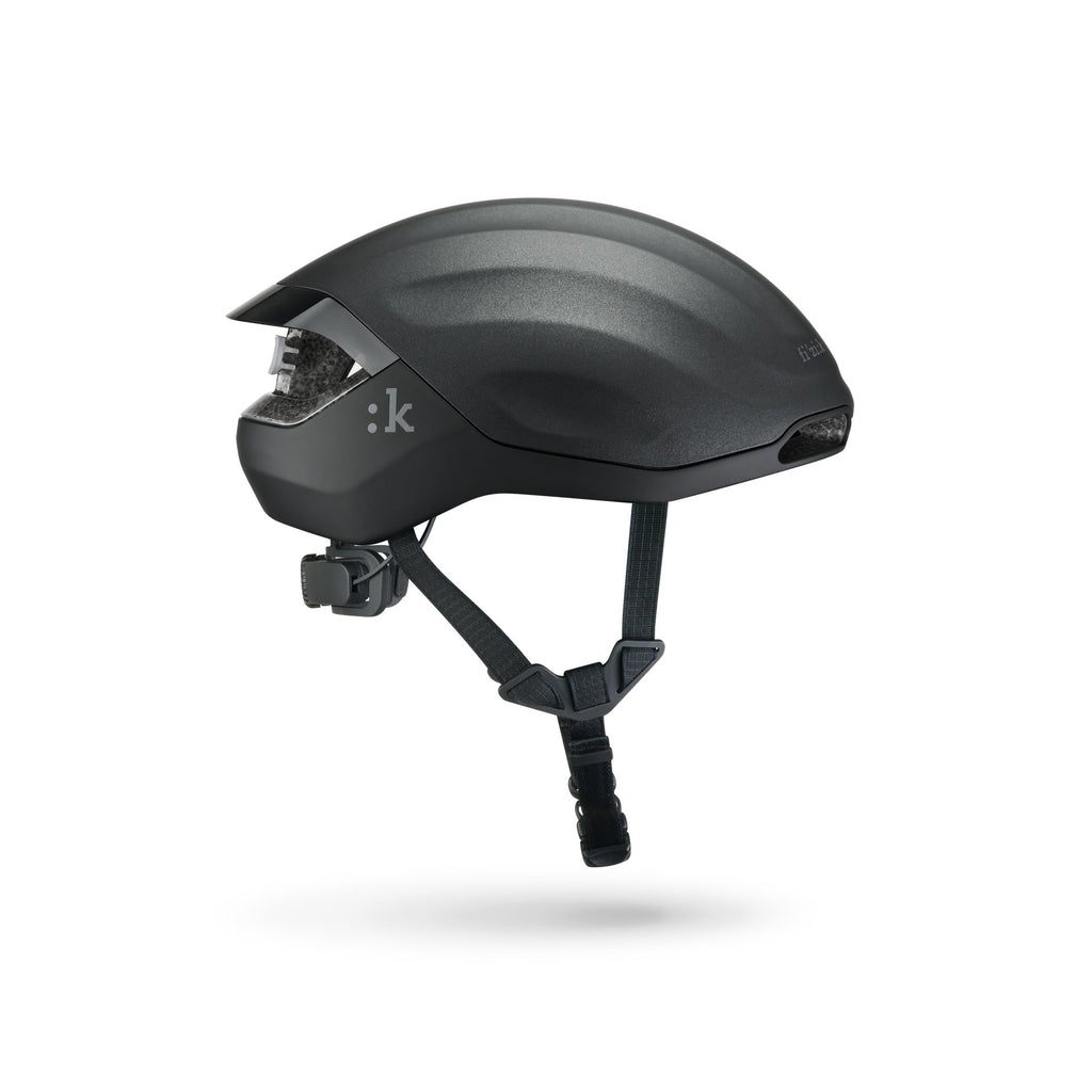 Casco Fizik Kudo Aero Black disponible en SERJAF Cycling Chile con envío rápido a todo el país