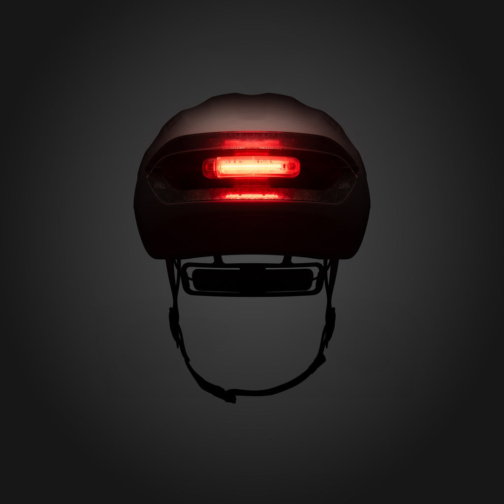 Casco Fizik Kudo Aero White con luz trasera recargable USB-C encendida