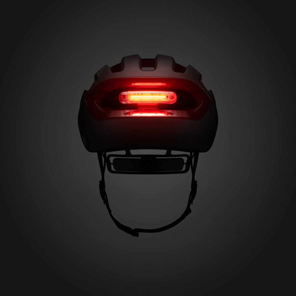 Luz del Casco de ciclista italiano Fizik Kudo Black – Ventilación, ligereza y protección avanzada, disponible en Lo Barnechea, tienda SERJAF Cycling