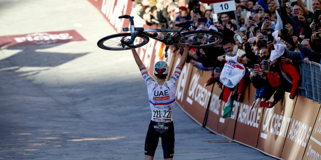 Tadej Pogacar con el Casco MET Manta MIPS Blanco con Negro SERJAF Cycling Chile