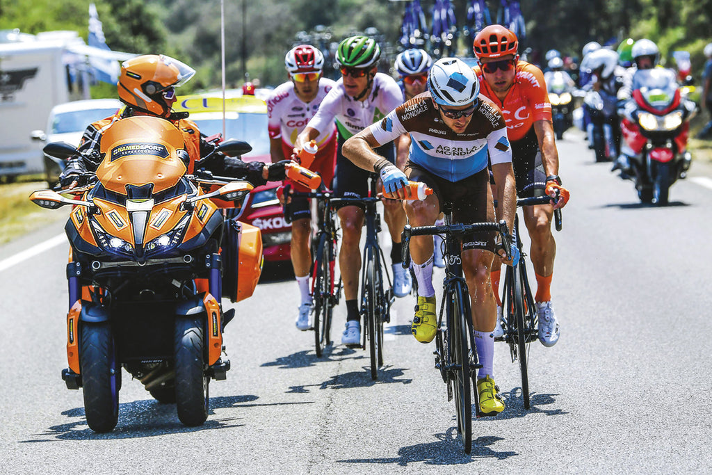 Moto de Namedsport dando hidrtación a los ciclistas del Tour de Francia