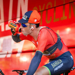 Vicenzo Niballi tomando Hydrafit par ahidratarse en el Tour De Francia